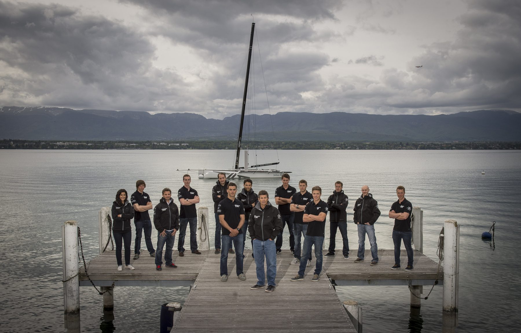 Alexandre Schneiter devant l'équipage de Team Tilt et le catamaran GC32, Genève